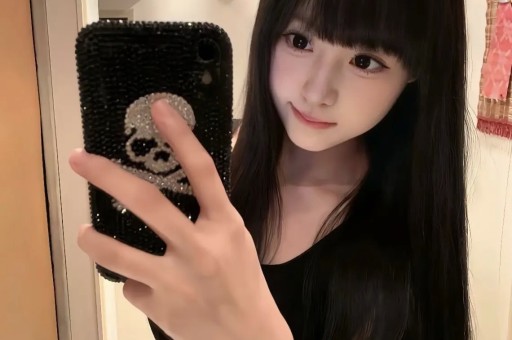 网红猴哥离婚半年被曝新恋情上海街头亲密互动引关注